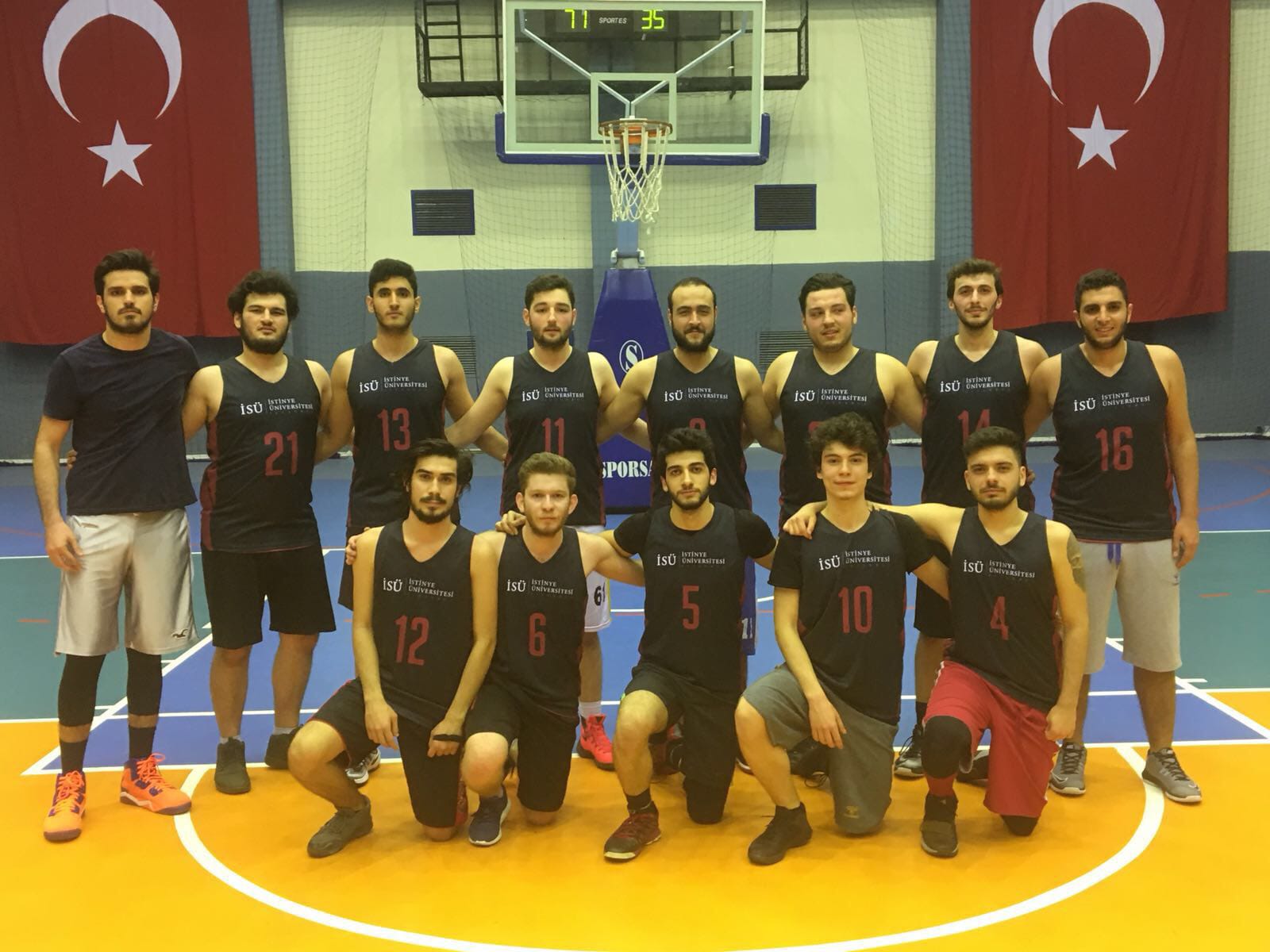 Erkek Basketbol 2. Lig yarışmalarında üniversitemizin gücüne güç katan Semih Öztepe ve Furkan Çakır.
