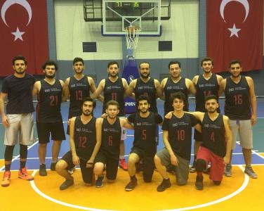Erkek Basketbol 2. Lig yarışmalarında üniversitemizin gücüne güç katan Semih Öztepe ve Furkan Çakır.