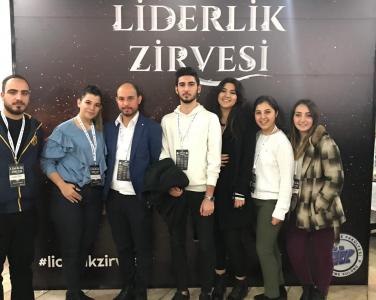 Meslek Yüksekokulu İnsan Kaynakları Yönetimi Programı olarak İstanbul Üniversitesi İşletme Kulübü tarafından 4-5 Aralık 2018 tarihinde düzenlenen Liderlik Zirvesine öğrencilerimizle ve bölüm hocalarımızdan Öğr. Gör. Sezer BUDAK hocamızla birlikte katılım sağlanmıştır. Zirve sonunda öğrencilerimize katılım sertifikası verilmiştir. 