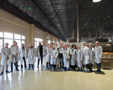 Gıda Teknolojisi Programı tarafından İstanbul Halk Ekmek A.Ş. Cebeci Fabrikası'na teknik gezi düzenlenmiştir. Gezide Gıda Teknolojisi öğrencileri işletmedeki Kalite Kontrol Laboratuvarı'nı ziyaret ederek, yapılan analizler hakkında bilgi almışlardır. Üretim hattını da gezen öğrenciler ekmek üretim prosesini yakından incelemişler ve teknik detaylar hakkında bilgi edinmişlerdir.