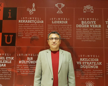 MYO Md.ve Adalet Prg.Bşk.M.Fatih ÇINAR ile MYO Kurucu Müdürü EPAM Başkanı Doç.Dr. Fahri ERENEL'in editörlüğünü yaptığı, İstinye Üniversitesi'den 6 ve diğer üniversitelerden  8 akademisyenin bölüm yazdığı kitap Nobel Uluslararası Yayınevi tarafından Yayınlanmıştır. Kitap Türkiye'nin yeni yönetim modelini çok geniş bir perspektiften incelemektedir.      Türkiye, 29 Ekim 1923 tarihinde egemenliğin halka ait olduğu, yürütme fonksiyonunun cumhurbaşkanı ve başbakandan oluştuğu bir hükûmet sistemini benimsemiştir.